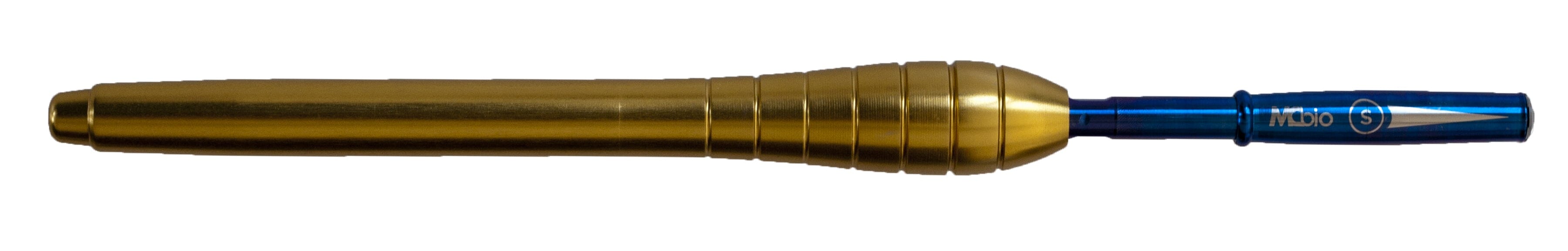 A metallic dart with a gold-colored barrel and blue stem, displayed horizontally on a white background, mirrors the precision of the McBio MCBio STS Straight Bone Scraper – Anterior used in autogenous bone collection.